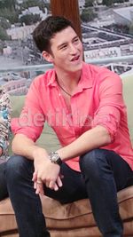 Mike Lewis Berbaju Pink