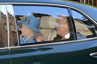 Ratu Elizabeth hadir bersama Pangeran Philip. Ben A. Pruchnie/Getty Images.
