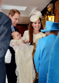 Kate Middleton, Pangeran William, dan Pangeran George menyapa Ratu Elizabeth. John Stillwell - WPA Pool /Getty Images.