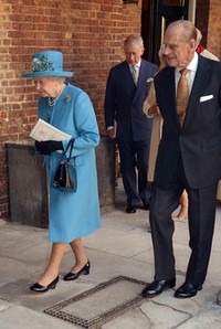 Ratu Elizabeth terlihat mengenakan busana biru yang serasi dengan topinya. John Stillwell - WPA Pool /Getty Images.