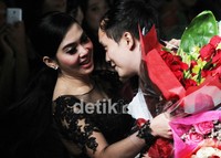 Syahrini datang ke Jakarta Fashion Week untuk mendukung sang sahabat, Hengki Kawilarang. (gusmun/detikhot)