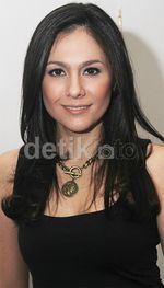 Simply Chic Wulan Guritno