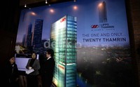 Pengunjung sedang berbincang di depan banner Lippo Thamrin.