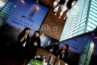 Dua pengunjung melihat maket yang dipamerkan di The Plaza, Jakarta, Kamis (24/10/2013).
