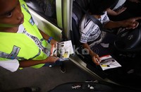 Seorang petugas tampak sedang memberikan penjelasan kepada calon pengguna RFID Tag yang akan dipasangkan di mobilnya di SPBU Pertamina CIkini, Kamis (24/10/2013).