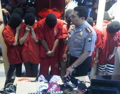 Polisi Buru Pemberi Order Empat Penari Telanjang