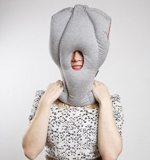 Zzz... Pakai Helm Ini, Anda Bisa Tidur Nyenyak di Mana Saja