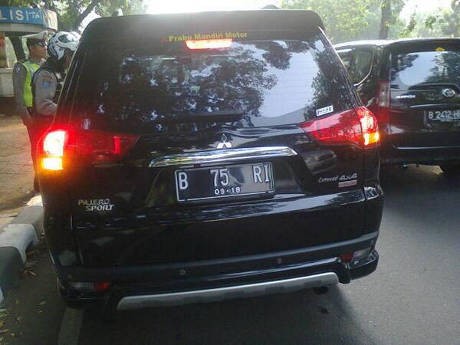 Terobos Jalur Bus TransJ Koridor I, Pajero Sport Ditilang Polisi