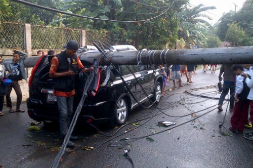 Akibat Badai, Tiang Listrik di Kebagusan Roboh dan Menimpa Mobil
