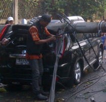 Akibat Badai, Tiang Listrik di Kebagusan Roboh dan Menimpa Mobil