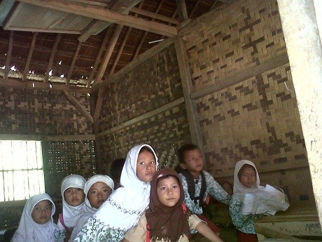 Madrasah Terlantar di Pandeglang Dapat Bantuan Swasta