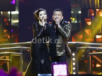 Pasangan suami-istri Anang dan Ashanty serasi dengan busana serba hitam.