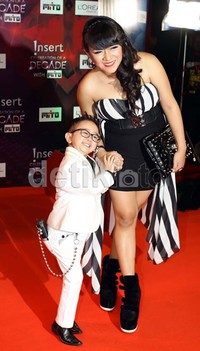 Daus Mini kompak dengan istri.