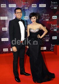 Desi Novianti juga memilih busana bernuansa hitam-silver.