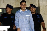Nazaruddin  dikawal dua petugas kepolisian saat keluar gedung KPK. Lamhot Aritonang/detikFoto.