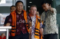 Dua pimpinan DPRD Kabupaten Seluma, Bengkulu, Muchlis Tohir dan Jonaidi Syahri meninggalkan gedung KPK. Lamhot Aritonang/detikFoto.