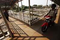 Demi menempuh jarak lebih cepat para pengendara sepeda motor ini nekat memutar arah di JPO tersebut.
