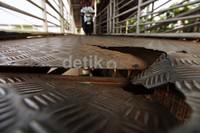 Kenyamanan pejalan kaki juga terganggu karena adanya lubang di JPO tersebut.