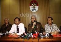 Harjono membeberkan alasan Akil menolak diperiksa. Pertama, Akil ingin diperiksa secara terbuka. Namun MKK tidak bisa memenuhi permintaanya karena KPK masih mendalami kasus Akil. Kedua, Akil beranggapan sudah tidak ada kepentingan lagi MKK memeriksa dirinya karena Akil sudah menyampaikan surat pengunduran diri sebagai Ketua MK.