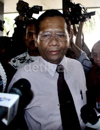 Mahfud MD saat tiba di gedung KPK langsung diserbu wartawan. Lamhot Aritonang/detikFoto.