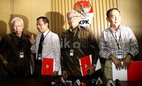 (Kiri ke kanan) Bagir Manan, Mahfud MD, Harjono, dan Abbas Said memberikan keterangan pers soal alasan Akil menolak diperiksa MKK. Lamhot Aritonang/detikFoto.