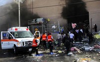Asap hitam membumbung tinggi dari dalam pabrik Blueberry milik Amerika Serikat itu. Reuters/Jose Luis Gonzalez.