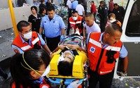 Tim medis mengevakuasi korban luka. Reuters/Jose Luis Gonzalez.