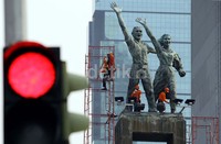 Para pekerja sedang menyelesaikan proyek perbaikan dan perawatan patung Selamat Datang di Bunderan Hotel Indonesia, Jakarta, Jumat (25/10/2013).