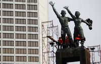 Patung tersebut dibersihkan.