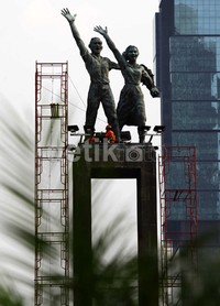 Perawatan secara berkala dilakukan untuk menjaga kecantikan patung.