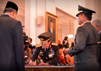 Sutarman menandatangani surat pelantikan. Cahyo/Setpres.