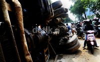 Truk ini menimbulkan kemacetan dari arah Depok menuju Jakarta.