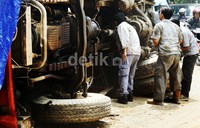 Truk itu terguling tepatnya 500 meter setelah fly over Tanjung Barat ke arah Lebak Bulus.
