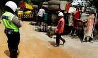 Mobil derek tiba di lokasi untuk melakukan evakuasi.