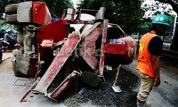 Muatan truk tumpah ke jalanan.