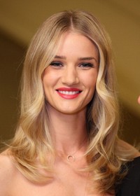 Aktris Rosie Huntington-Whiteley tampil mengenakan busana tersebut di acara dinner in honour of Michael Kors di London, Inggris, pada bulan Maret lalu. David M.Benett/Getty Images.     