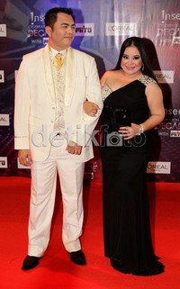 Annisa Bahar terus menggandeng suaminya di red carpet.