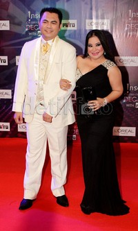 Annisa tampak percaya diri mengenakan gaun hitam one shoulder-nya.