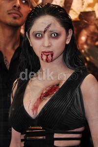 Meski menjadi hantu yang menyeramkan, Depe tetap seksi. Noel/detikHOT.