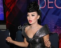 Saya lirik-lirik aja. Ya gitu, kan Neng nyanyi, urainya saat dijumpai usai tampil.