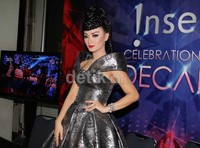 Perempuan asal Cikarang itu hanya tersenyum dan menuturkan tak ingin mengingat luka lamanya karena batal bertunangan.