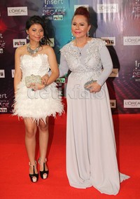 Emma Fauziah hadir bersama adik Vicky Prasetyo.