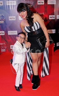 Mereka pun tampak mesra.