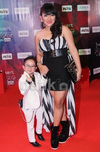 Pose Daus Mini dan Yuanita di depan kamera.