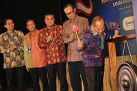 Wakil Ketua Umum Kadin Bidang Uusaha Kecil Menengah Erwin Aksa (tengah) bersama Ketua Umum Kadin Suryo Bambang Sulisto (dua kanan), Ketua Panitia Rakernas Kadin UKM dan Koperasi M.Toha (kedua kiri), dan Ketua Panitia Pengarah Kamarusamad (kiri) menyaksikan Menteri Koperasi & Usaha Kecil Menengah Syarifuddin Hasan (kanan) membuka raker tersebut. (dok. Kadin)