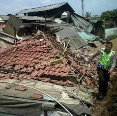 Bruk! Bangunan Rumah dan Pabrik Pempek Roboh di Bandung