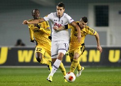 Erik Lamela berusaha melewati Djibril Paye dan SKobi Moyal. Reuters/Gleb Garanich.