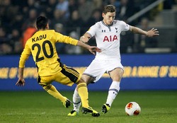 Jan Vertonghen berusaha melewati Cadu. Dalam pertandingan ini, Jan Vertonghen membuka keunggulan untuk Spurs di menit ke-12. Reuters/Gleb Garanich.