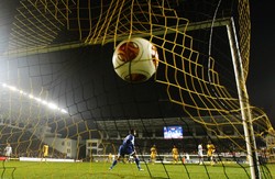 Bola bersarang ke gawang Sheriff. Gol yang tercipta di menit ke-75 itu dibuat oleh Jermain Defoe. Reuters/Gleb Garanich.