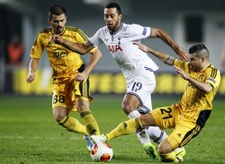 Moussa Dembele mendapat penjagaan ketat dari Marko Stanojevic dan Kobi Moyal. Reuters/Gleb Garanich.